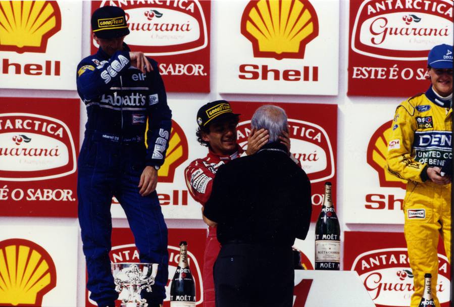 Nell&#39;occasione Ayrton Senna scese dal podio per abbracciare il campione argentino Juan Manuel Fangio (Studio Colombo)